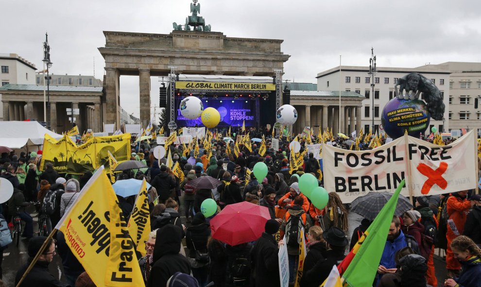 Manifestantes frente a la Puerta de Brandenburgo en Berlín, Alemania. REUTERS / Fabrizio Bensch