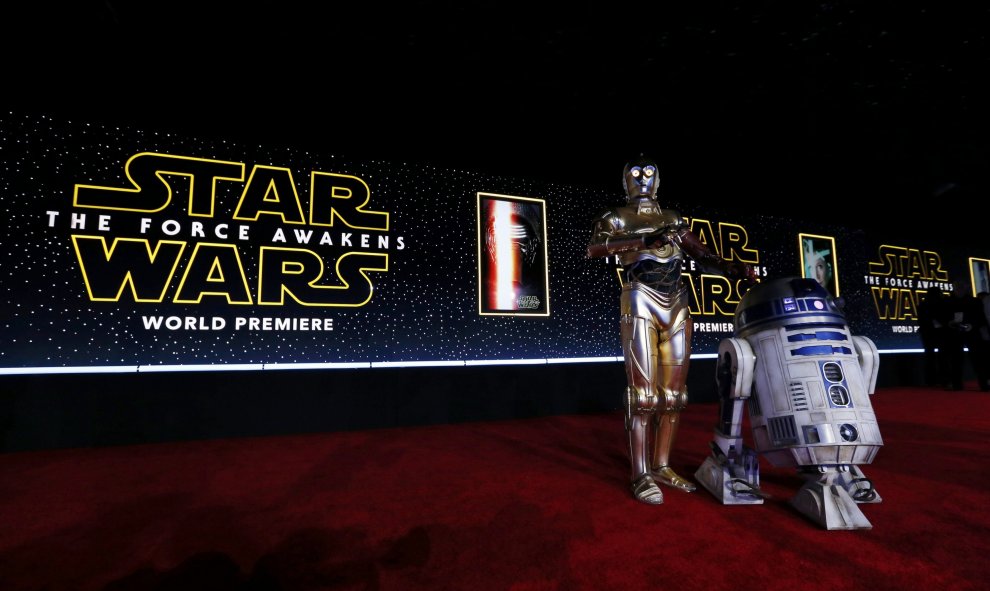 Otro hecho importante registrado en la alfombra roja fue el paso de soldados de la saga y los robots R2D2 y C3PO.- REUTERS.