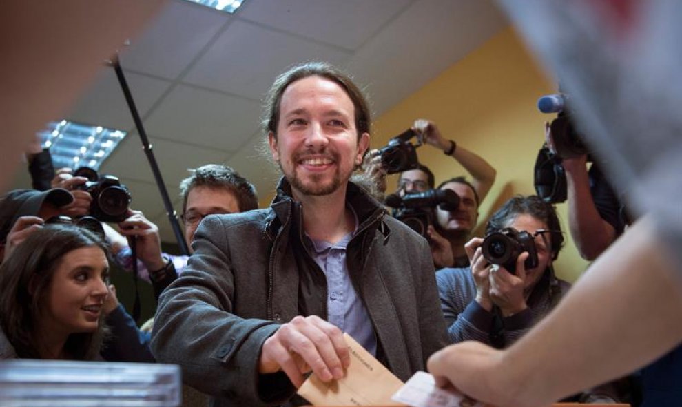 El candidato de Podemos a la Presidencia del Gobierno, Pablo Iglesias, ha votado esta mañana en el IES Tirso de Molina. EFE