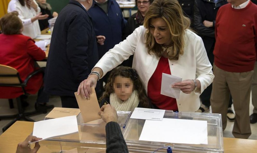 La presidenta de la Junta de Andalucía, Susana Díaz, acompañada por su sobrina, deposita su voto para las elecciones generales del 20D esta mañana en un colegio electoral del barrio de Triana en Sevilla. EFE