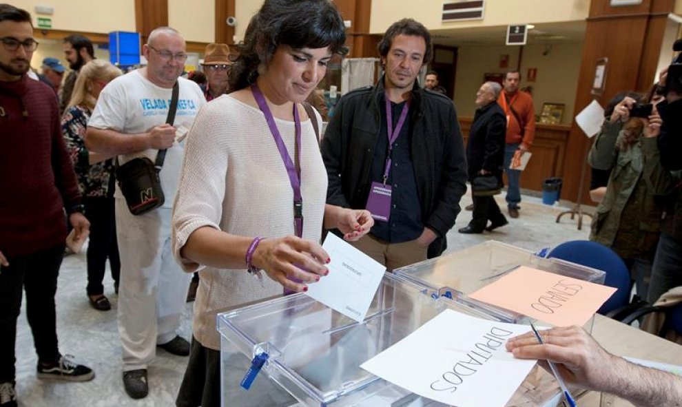 La secretaria general de Podemos Andalucía, Teresa Rodríguez, junto al alcalde de Cádiz, José María González, "Kichi", vota para las elecciones generales en el colegio del Edificio de Correos de la capital gaditana. EFE