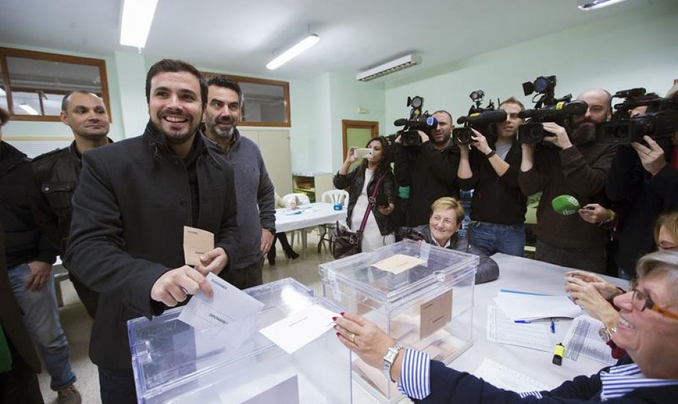 El candidato de Unidad Popular-IU a la Presidencia del Gobierno, Alberto Garzón, ha ejercido su derecho al voto en el colegio Manuel Laza Palacio de Rincón de la Victoria (Málaga).EFE