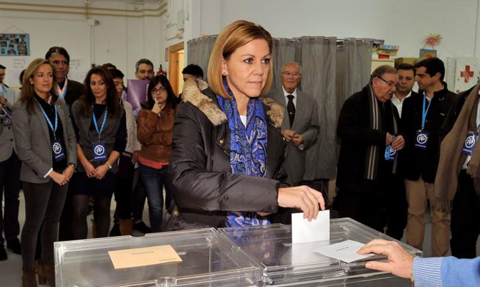 La presidenta del PP de Castilla-La Mancha y cabeza de lista al Congreso por Toledo, María Dolores de Cospedal, vota en el colegio Parque Sur de Albacete