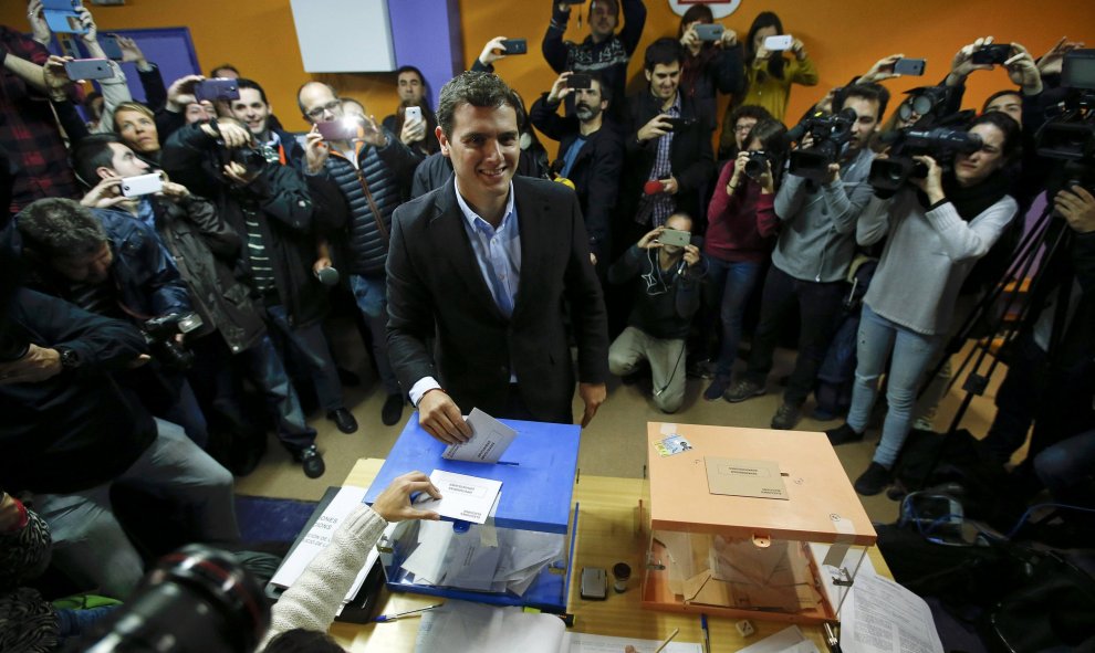 El candidato de Ciudadanos (C's) a la Moncloa, Albert Rivera, vota en el Colegio Santa Marta de L'Hospitalet de Llobregat (Barcelona), en la jornada de elecciones generales./REUTERS