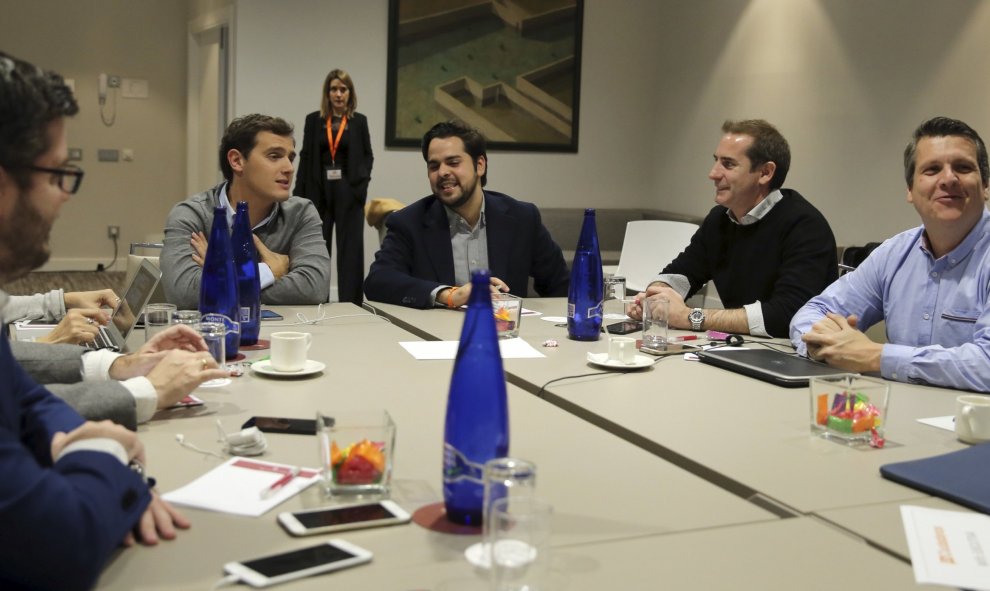 El candidato de Ciudadanos para la Presidencia del Gobierno, Albert Rivera (2ºi), reunido con los miembros de su candidatura en el hotel Eurobuilding de Madrid, donde el partido vivirá la noche electoral. EFE/Ballesteros