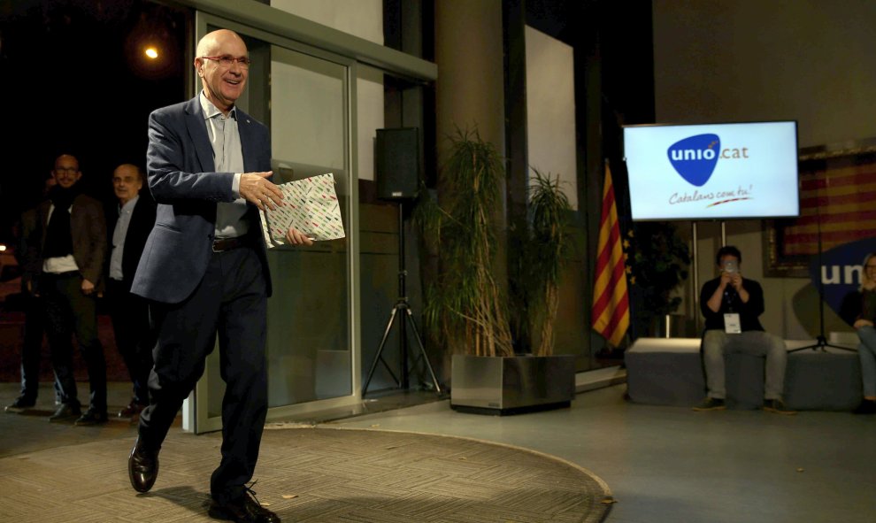 El cabeza de lista de UDC, Josep Antoni Duran Lleida, llega a la sede de su partido donde seguirá los resultados de las elecciones generales celebradas hoy. EFE/Toni Albir