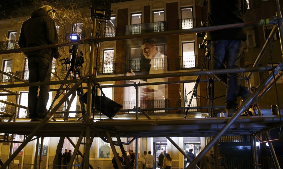 Un equipo de televisión espera en una plataforma enfrente de la sede de PSOE durante el recuentro de votos./ REUTERS/Juan Medina