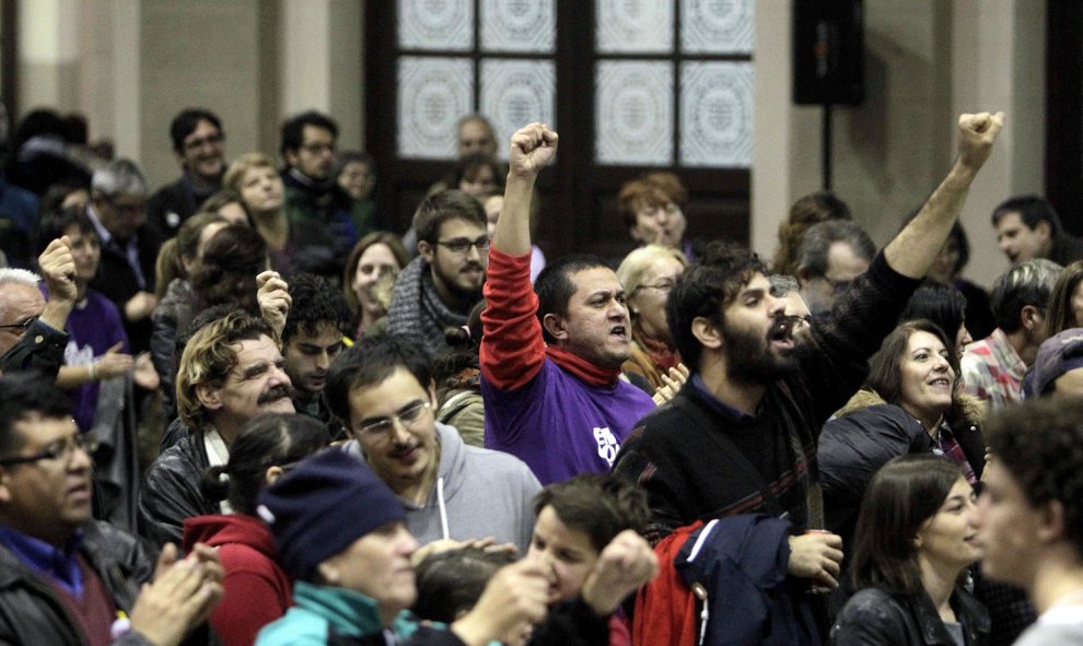 Vista del público en la estación del Norte donde En Comú Podem está siguiendo la noche electoral. En Comú Podem (Podemos-ICV-BComú) obtendría la victoria en Cataluña con el 50% de los votos escrutados y conseguiría 12 diputados.- EFE/Marta Pérez