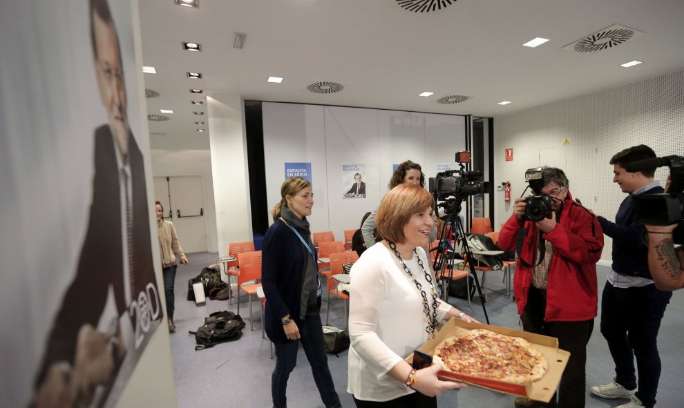 La presidenta del PP de la Comunidad Valenciana, Isabel Bonig, y la número al Congreso por Valencia, Elena Bastidas (izqda), han traído pizzas para los periodistas que siguen los resultados electorales en la sede del partido. EFE/Manuel Bruque