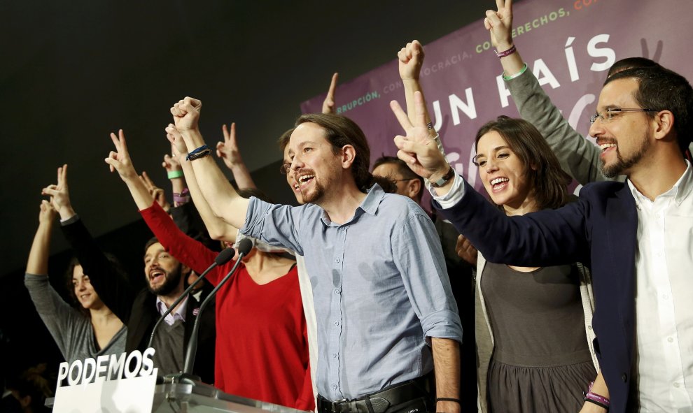 Pablo Iglesias, candidato de Podemos a la Presidencia del Gobierno (c), tras su comparecencia para valorar los resultados electorales, junto a Iñigo Errejón (3i), secretario de Política, y Carolina Bescansa (2i), secretaria de Análisis Político./REUTERS