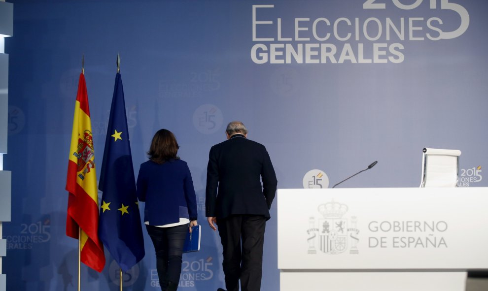 La vicepresidenta del Gobierno Soraya Sáenz de Santamaría (i) y el ministro del Interior Jorge Fernández Díaz tras la rueda de prensa en la que facilitaron los datos oficiales del escrutinio de las elecciones generales celebradas hoy en España, esta noch