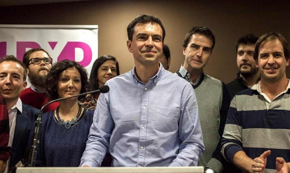 El líder y candidato de UPYD, Andrés Herzog, en su comparecencia ante los medios de comunicación, tras conocerse los resultados en las elecciones generales celebradas hoy. EFE/Santi Donaire.