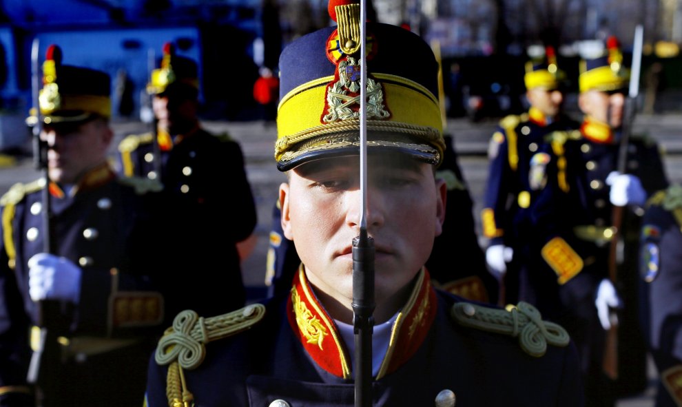 Soldados de la Guardia Presidencial desfilan durante el acto de conmemoración de la caída del sistema comunista en 1989, en el Cementerio de los Héroes de la Revolución, en Bucarest, Rumanía, el 21 de diciembre del 2015. EFE/Robert Ghement