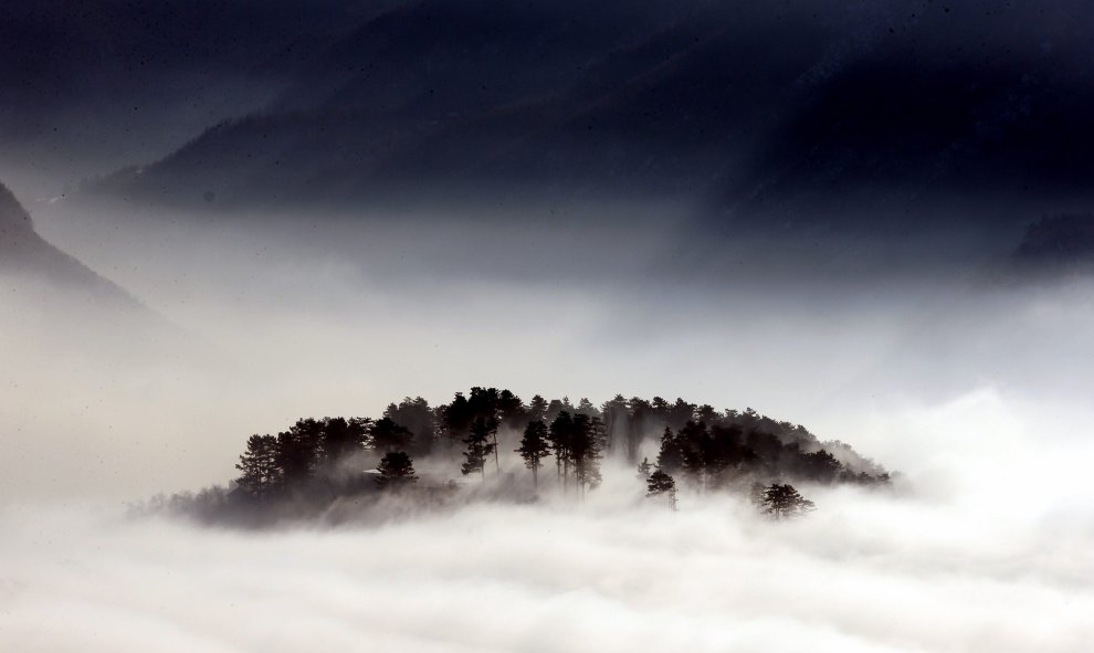 Vista general de una elevación en la ciudad de Sarajevo (Bosnia-Herzegovina), cubierta con una manta de niebla hoy, 21 de diciembre de 2015. Debido a los altos niveles de dióxido de nitrógeno ambiental y la situación meteorológica, se recomienda a los res