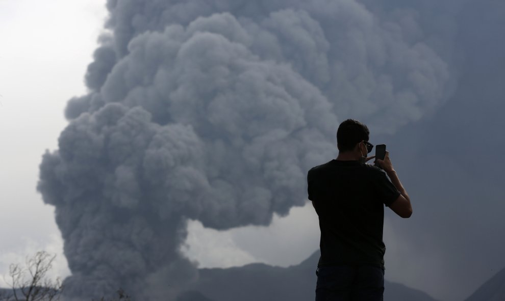 Un turista toma una foto del volcán Monte Bromo en erupción en Ngadisari, al este de Java.  REUTERS/Darren Whiteside