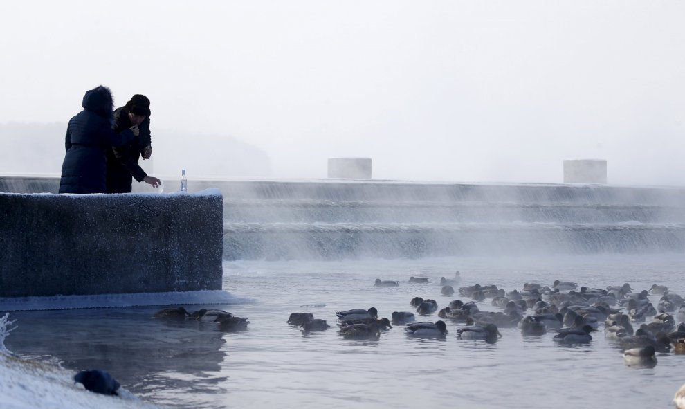 Personas beben vodka cerca de un lago a una temperatura de 23 grados bajo cero en las afueras de Minsk, Bielorrusia. REUTERS/Vasily Fedosenko