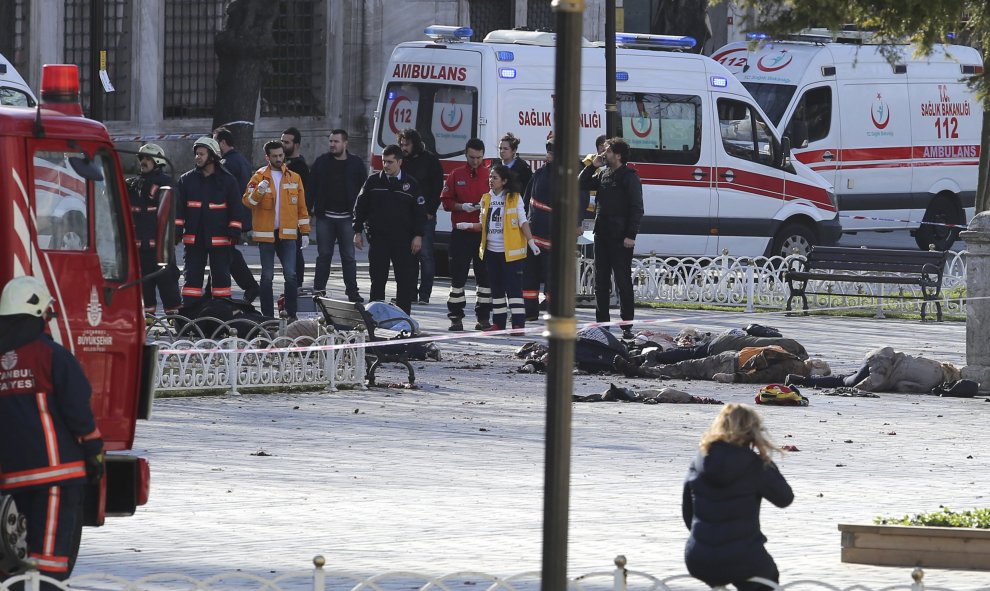 Aunque se desconocen aún las causas, un testigo citado por la emisora asegura que parecía ser un atentado suicida, muy cerca del obelisco egipcio en la explanada ante la mezquita.- REUTERS.