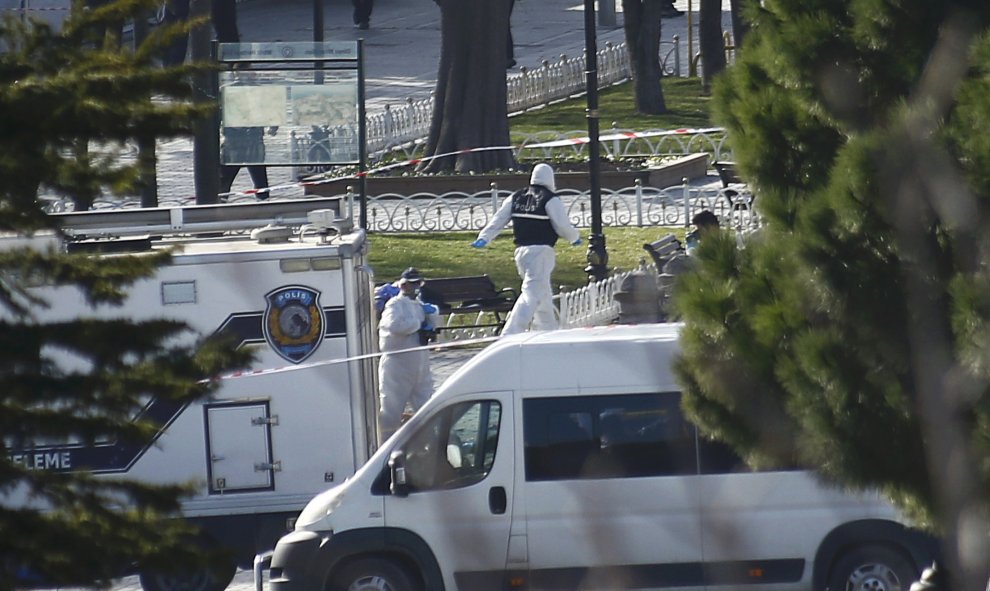 La Policía se ha apresurado a evacuar la plaza por temor a que pueda haber otros artefactos explosivos.- REUTERS