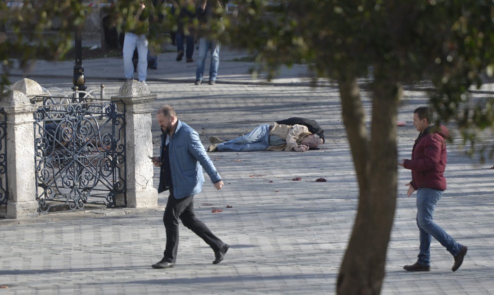 El cadáver de una víctima yace en el suelo tras registrarse una fuerte explosión en las inmediaciones de la Mezquita Azul, en el turístico distrito de Sultanahmet, centro de Estambul.- EFE