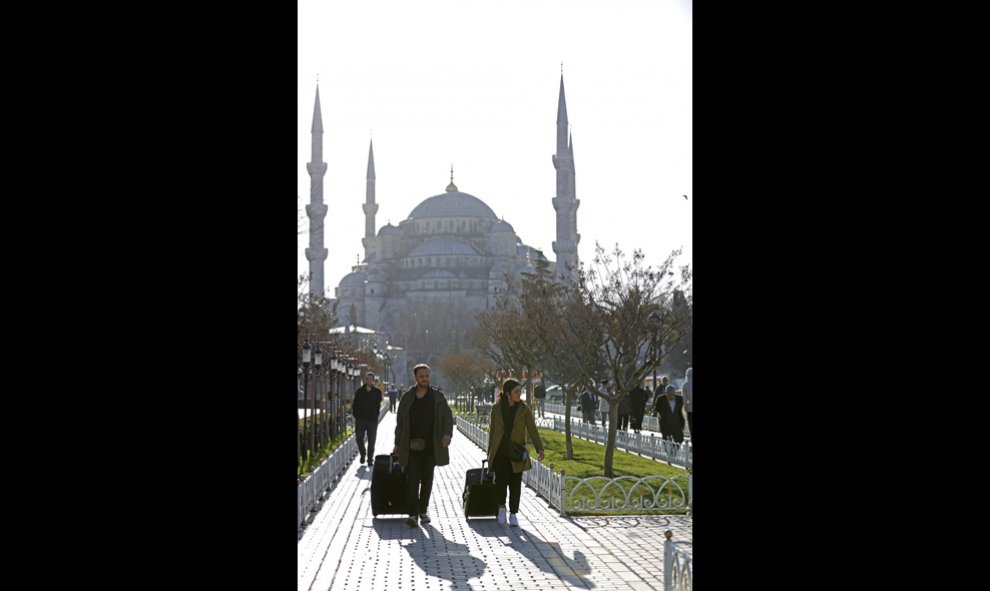 Turistas abanonan el turístico distrito de Sultanahmet tras registrarse una fuerte explosión en las inmediaciones de la Mezquita Azul, en el centro de Estambul (Turquía). EFE/CEM TURKEL