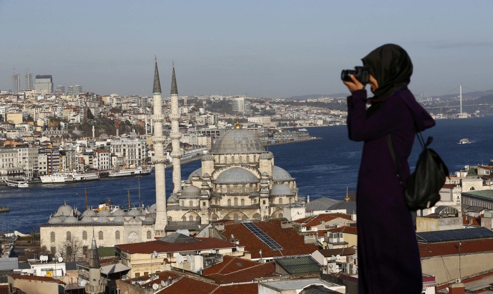 Una mujer toma una foto desde la Nueva Mezquita de Estambul. REUTERS/Murad Sezer