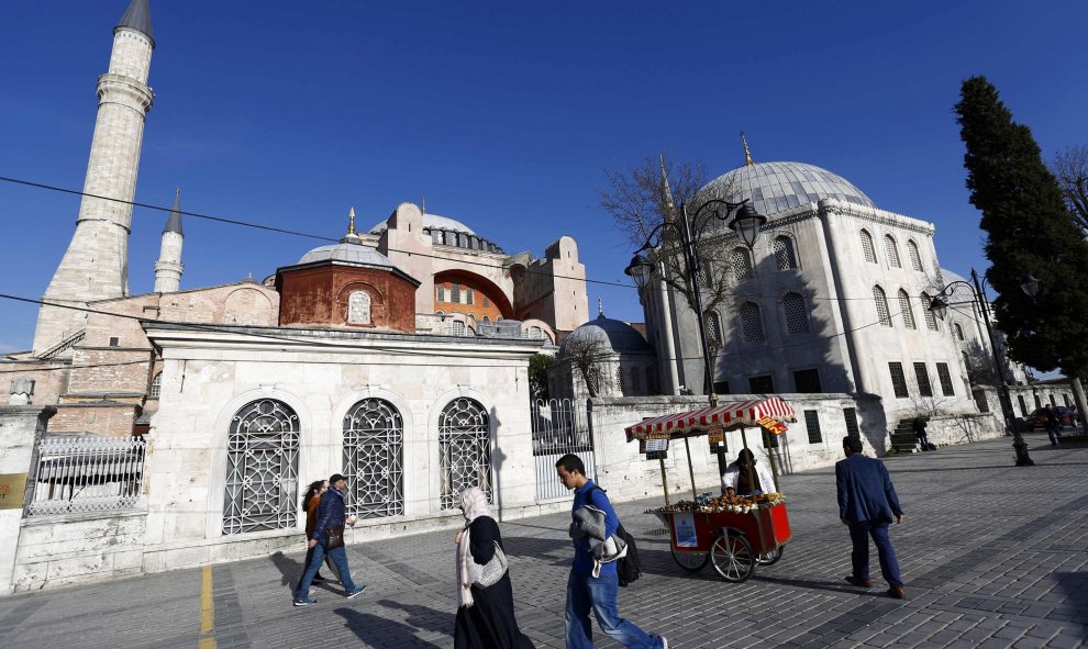 Unos pocos turistas pasan por delante de Santa Sofía, en la zona turrística de Estambul, la plaza de Sultanahmet, tras el atentado suicida que ha provocado al menos diez muertos y quince heridos. REUTERS/Murad Sezer