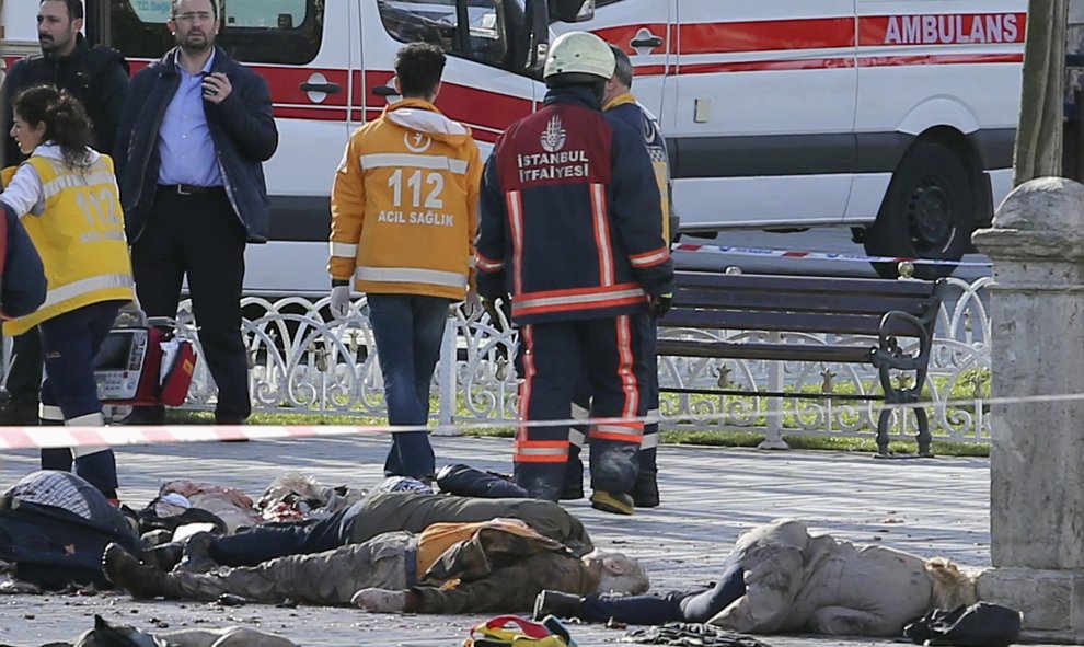 Los equipos de rescate turcos junto a los cuerpos de varias de las víctimas del atentado suicidad en la zona turística de Estambul, la plaza de Sultanahmet. REUTERS/Kemal Aslan