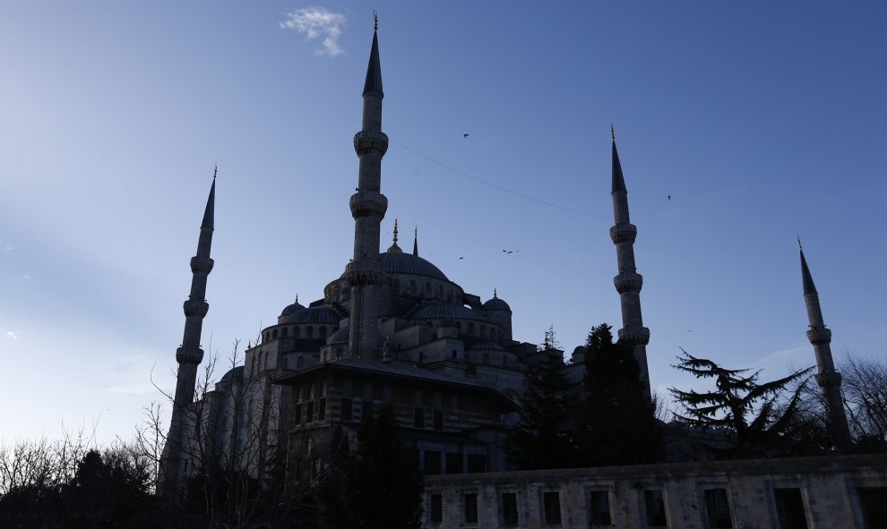 La Mezquita Azul, en la plaza de Sultanahmet, la principal zona turística de Estambul, tras el atentado suicidad que ha provocado al menos diez muertos y quince heridos. REUTERS/Murad Sezer