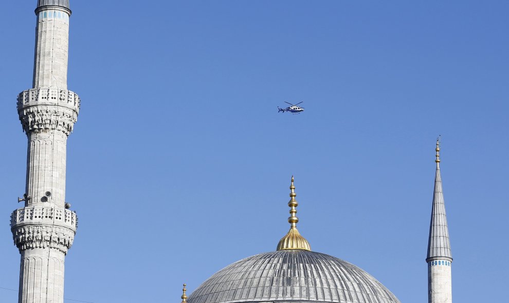 Un helicóptero de la Policía turca sobrevuela la plaza de Sultanahmet, donde se encuentran la Mezquita Azul y Santa Sofía, tras el atentado suicida que provocado al menos diez muertos y quince heridos, en Estambul. REUTERS/Murad Sezer