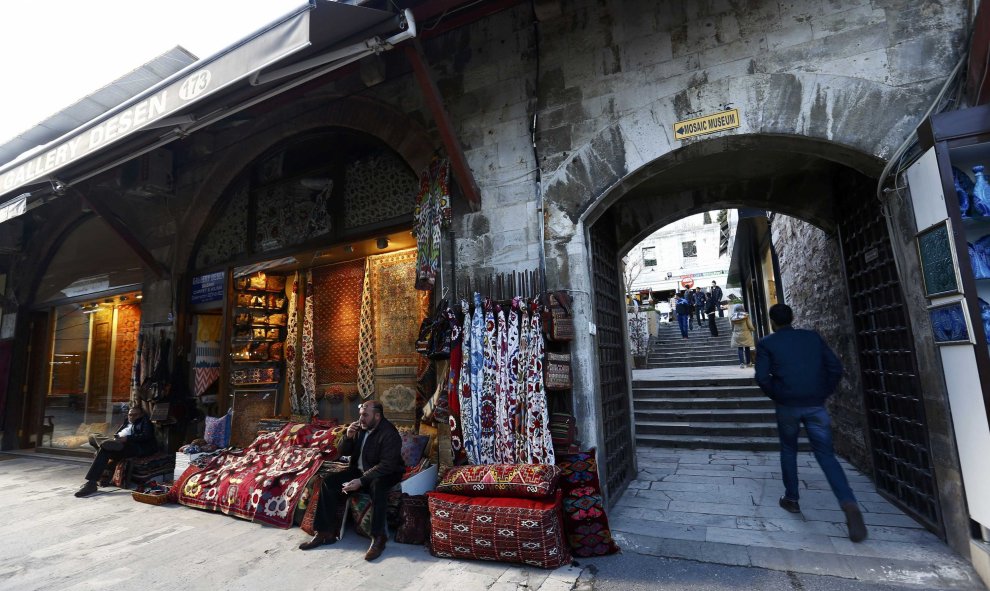 El Arasta Bazaar, cerca de la Mezquita Azul, prácticamente vacía de com,pradores y visitantes, tras el atentado suicida que ha provocado diez muertos y quince heridos, en Estambul. REUTERS/Murad Sezer