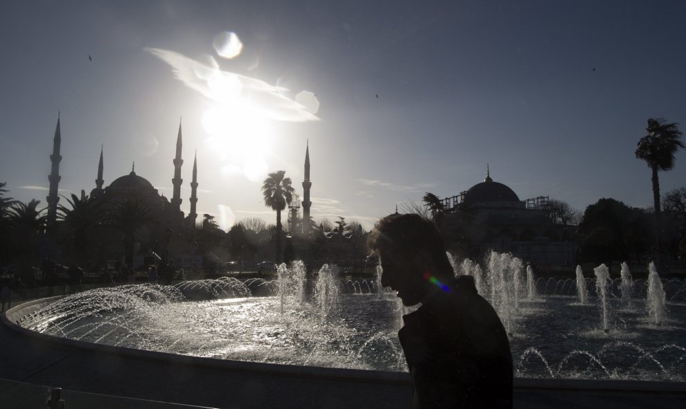 Un hombre pasea por las inmediaciones de la Mezquita Azul tras el atentado suicida perpetrado en el turístico distrito de Sultanahmet, en el centro de Estambul (Turquía).  EFE/TOLGA BOZOGLU