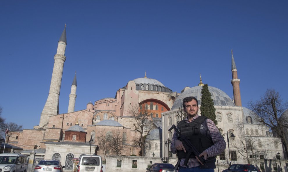 Un policía turco vigila junto a Santa Sofía tras el atentado suicida perpetrado en el turístico distrito de Sultanahmet, en el centro de Estambul (Turquía). EFE/TOLGA BOZOGLU