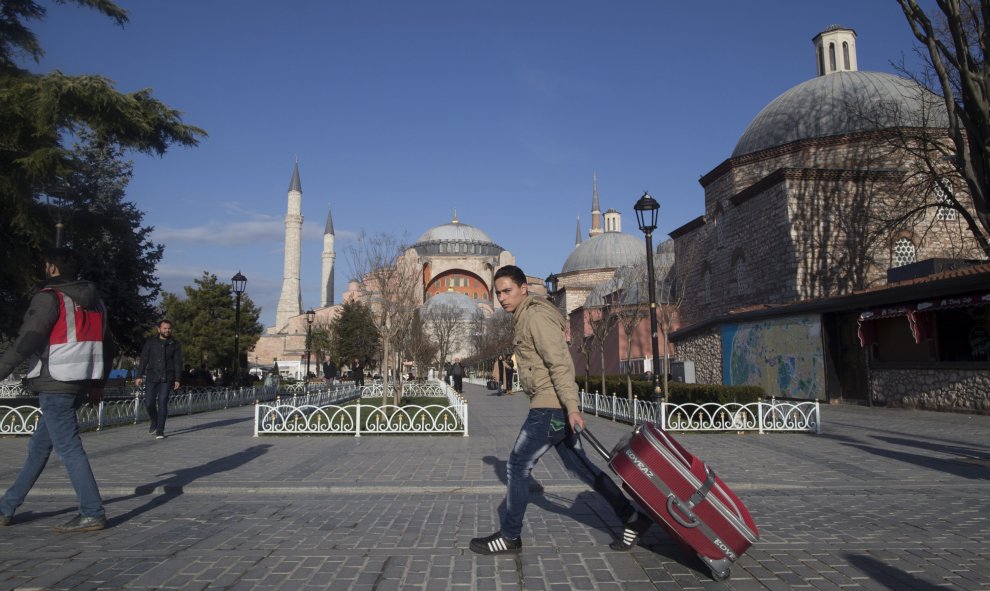 Turistas abadonan el turístico distrito de Sultanahmet tras un atentado suicida en las inmediaciones de la Mezquita Azul, en el centro de Estambul (Turquía). EFE/TOLGA BOZOGLU