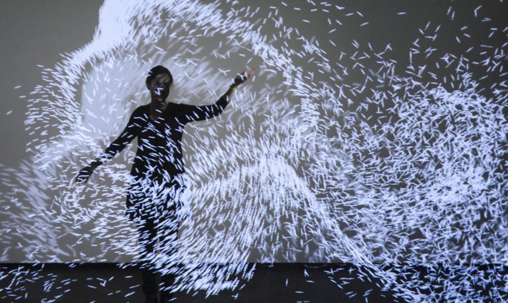 La artista francesa Claire Bardainne interactúa con su instalación de luz llamada 'XYZT, Les paysages abstraits' durante la presentación a los medios de su exposición 'Danse avec les etoiles' en Yverdon, Suiza. EFE/Jean-Christophe Bott