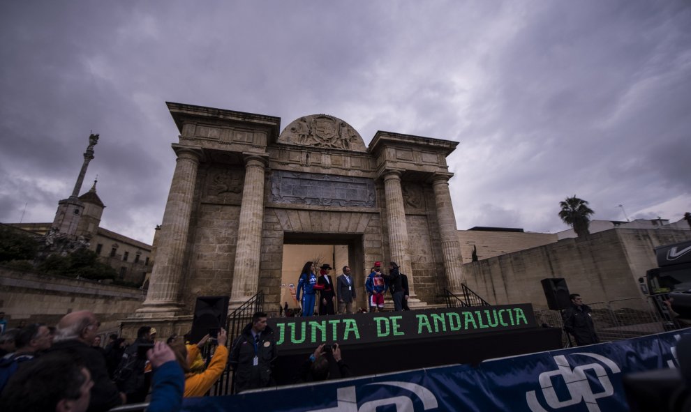 El ciclista francés Nacer Bouhanni (2d), del Cofidis, en el podio colocado en el Arco de Triunfo de Córdoba recibe la camiseta que le acredita como líder de puntos tras ganar hoy la segunda etapa de la 62 Vuelta Ciclista a Andalucía, disputada entre Palom