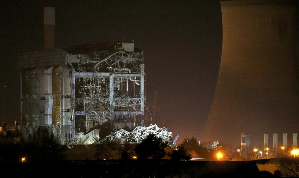 Restos de un edificio de la estación de Didcot Power tras el hundimiento provocado por el desuso, en Didcot, al sureste de Inglaterra. REUTERS/Peter Nicholls