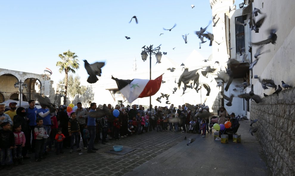 La bandera siria es izada en la entrada principal del mercado de Damasco, Siria, el 11 de marzo del 2016. EFE/Youssef Badawi