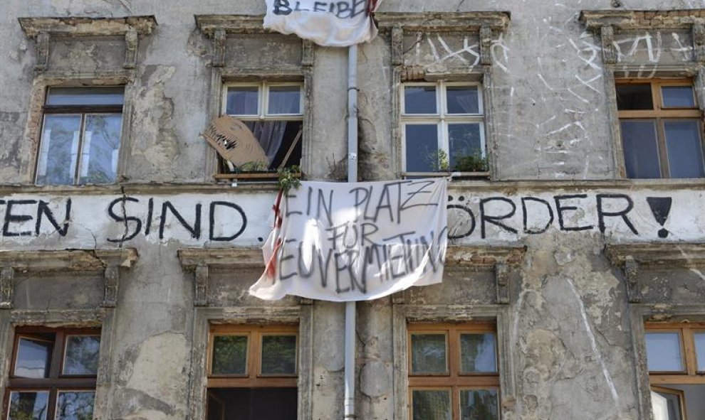 Un cartel reza "No hay espacio para un nuevo arrendatario" en el edificio House 206 en el centro de Berlín. La policía desalojó el edificio que ha permanecido okupado desde principios de los años 90. EFE/Paul Zinke