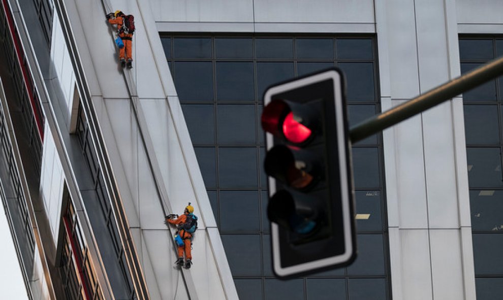 Dos de los activistas de Greenpeace que han escalado las Torres KIO en protesta contra el TTIP. GREENPEACE.