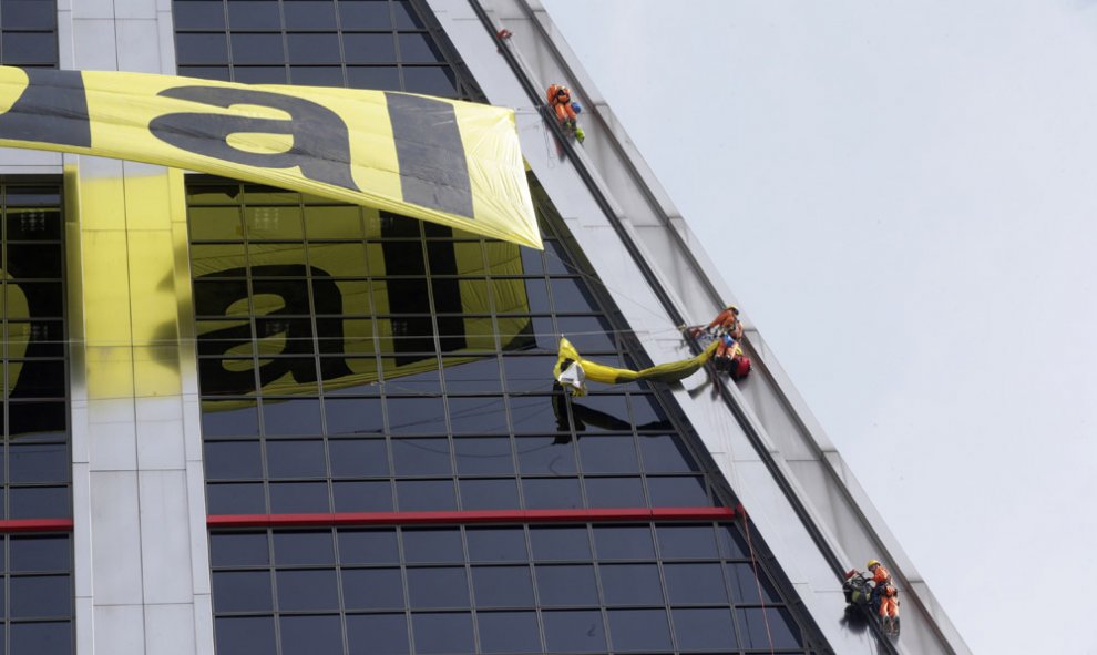 Seis activistas de Greenpeace han escalado la fachada sur de una de las dos Torres Kio para protestar por las negociaciones que llevan a cabo la Unión Europea y Estados Unidos para dar luz verde al Tratado Transatlántico de Libre Comercio e Inversión (TTI