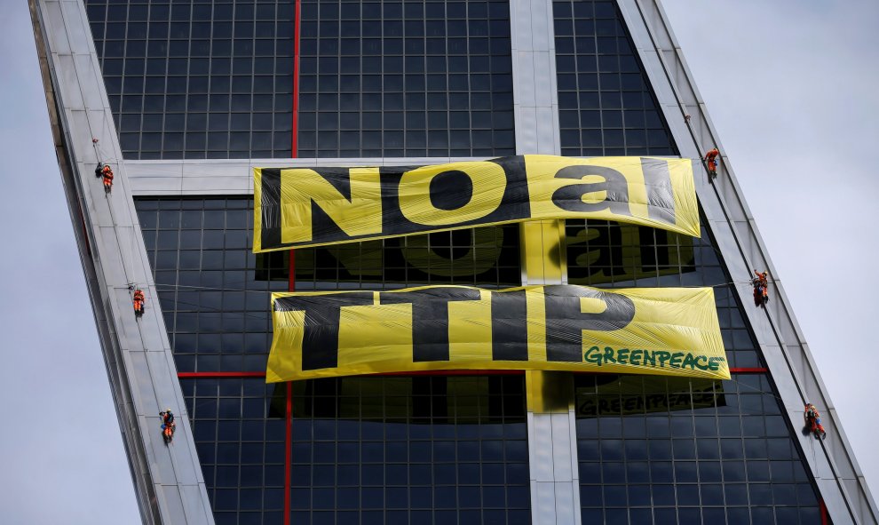 Pancarta contra el TTIP desplegada por activistas de Greenpeace en una de los edificios del complejo 'Puerta de Europa', más conocido como las Torres KIO. REUTERS/Andrea Comas