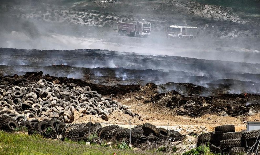 Resultado del incendio del vertedero de neumáticos de Seseña (Toledo), tras una semana los colegios están cerrados y continúan las tareas de extinción, mientras que los expertos calculan que la emisión de humos se reducirá notablemente en tres días. El in