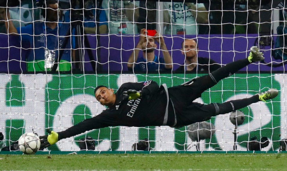 El portero de Atlético de Madrid, Juanfran, falla al intentar parar un gol. REUTERS/ Kai Pfaffenbach