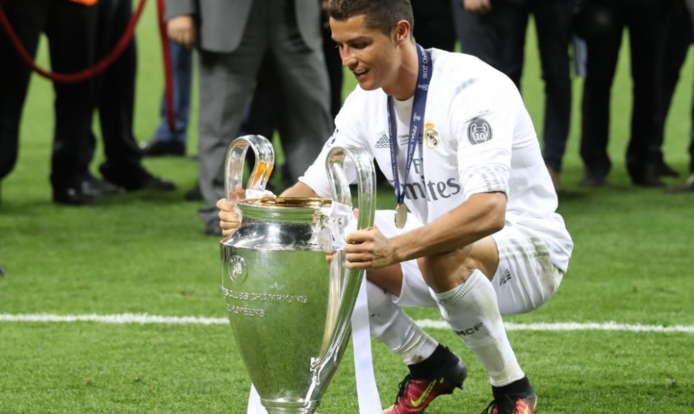 Cristiano Ronaldo, con la Copa de Europa. REUTERS/ Carl Recine