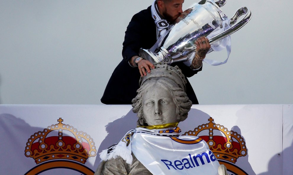 Lo jugadores y aficionados del Real Madrid celebran el título en la Plaza de Cibeles, en Madrid.- REUTERS / SUSANA VERA