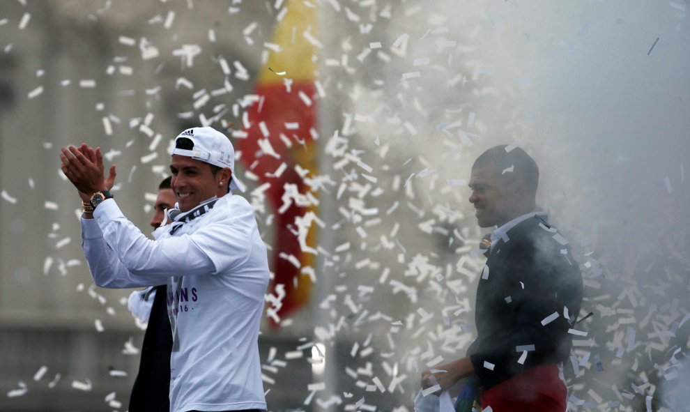 Lo jugadores y aficionados del Real Madrid celebran el título en la Plaza de Cibeles, en Madrid.- REUTERS / SUSANA VERA