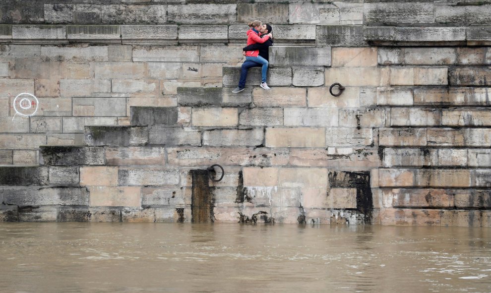 Una pareja se besa mientras el alto nivel del agua del río Sena inunda París, Francia. REUTERS/Charles Platiau