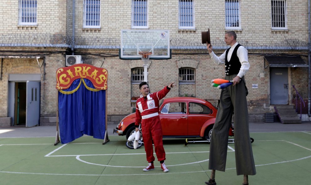 Los artistas del circo Viaceslavas Mickevicius (izquierda) y Darius Braziunas actúan ante los presos de la cárcel de Vilnius, Lituania. REUTERS/Ints Kalnins