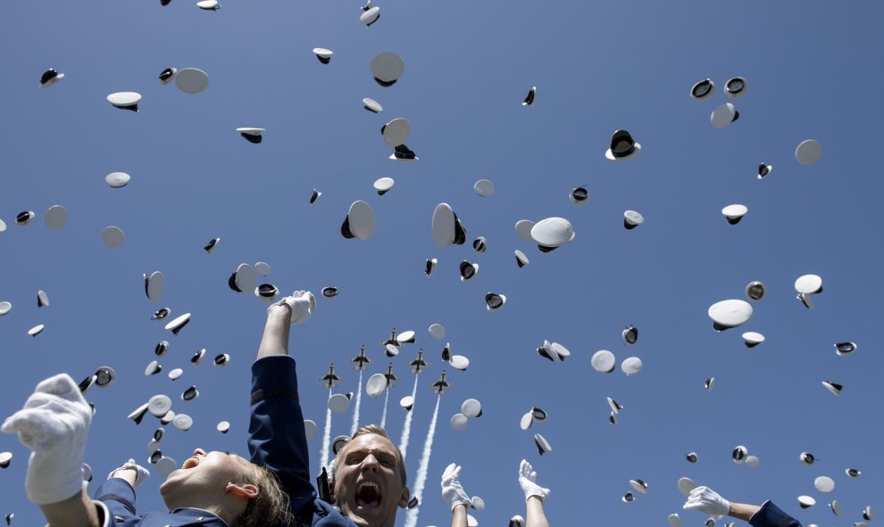 Cadetes durante la ceremonia de graduación en la Academia de las Fuerzas Aéreas de los EEUU en Colorado. Brendan Smialowski / AFP