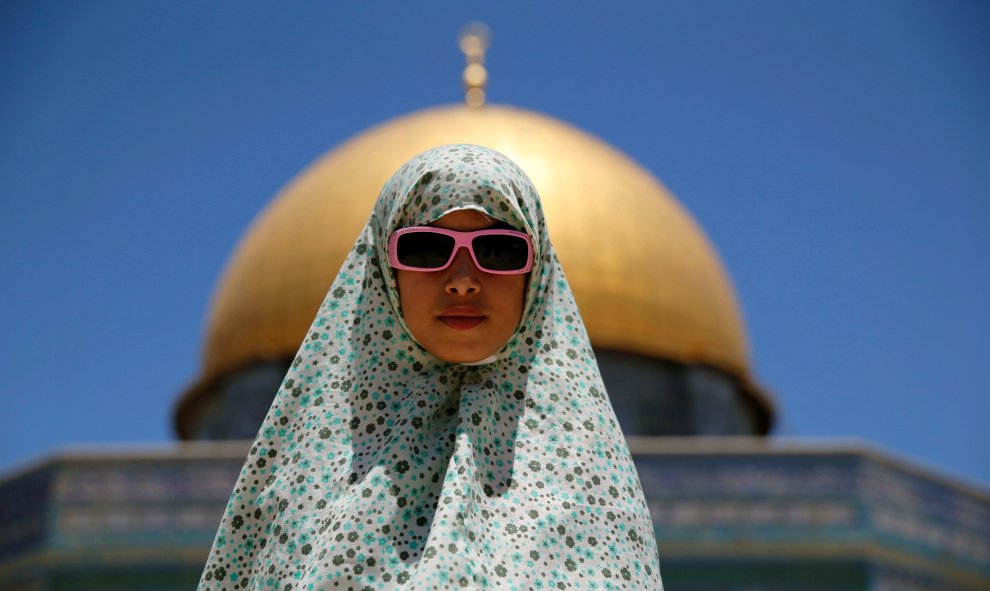 Una niña palestina rezando en el último viernes del mes de ayuno del Ramadán en la zona conocida por los musulmanes como Noble Santuario y para Judios como el Monte del Templo en la Ciudad Vieja de Jerusalén.-REUTERS / Ammar Awad